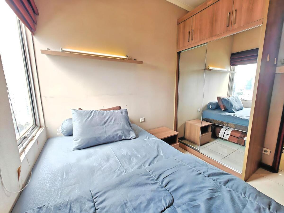 Strategic 3br Sudirman Park With Wi-fi, Pool,gym By 2ndhome Apartemen Jakarta